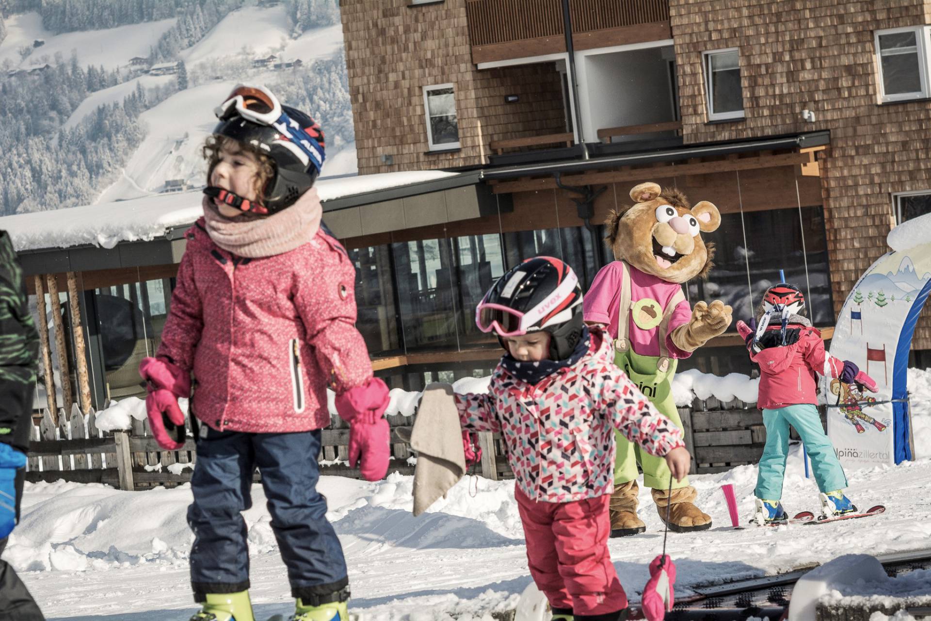 Kinder in Alpinis Skischule mit dem Maskottchen Alpini