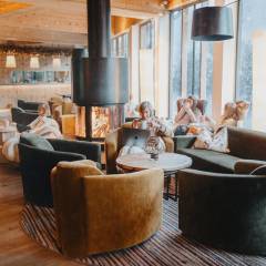 Familie sitzt in der RezeptionsLounge des Mia Alpina