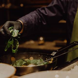 Frischer Salat wird angerichtet im Mia Alpina