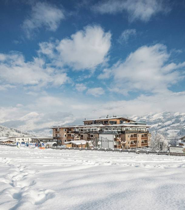 Mia Alpina verschneite Skipiste vor dem Hotel